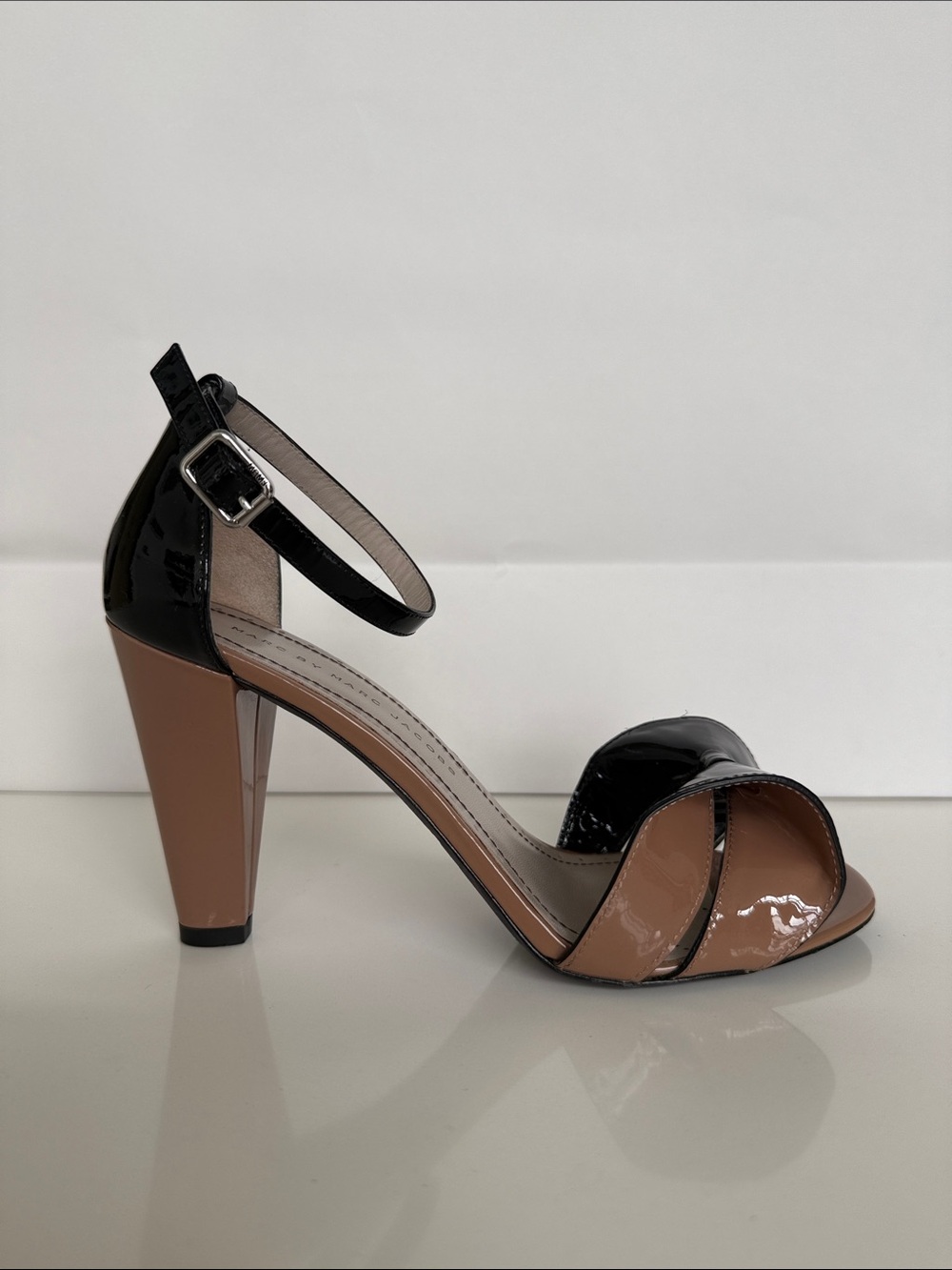 Marc by Marc Jacobs Black and Beige Patent Leather Pumps
